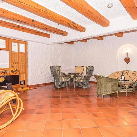 3 Bedroom Amazing In Holiday home